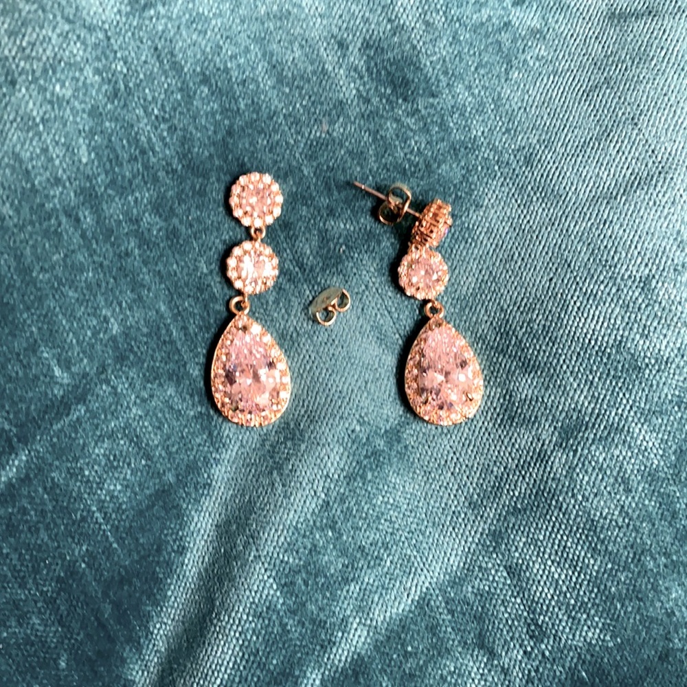 Gorgeous crystal earrings! Perfect for bridal!